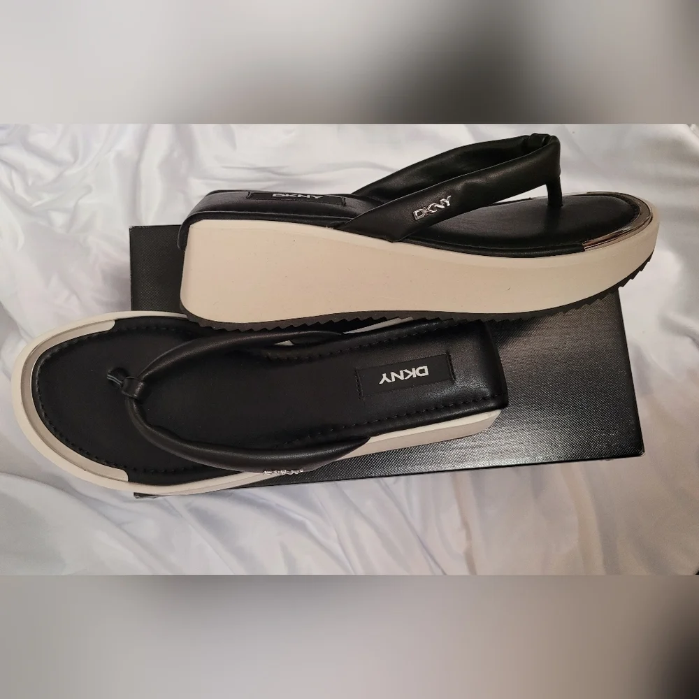 DKNY Maeryn Platform Semi Glaze Thong Sandal Black White 7.5M MSRP $110 NIB New